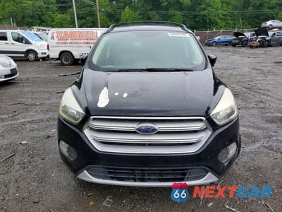 Piąte zdjęcie samochodu w środku: 2018 FORD ESCAPE SE VIN:1FMCU9GD3JUB87299 - miniatura