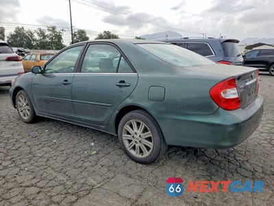 Drugie zdjęcie samochodu z przodu: 2002 TOYOTA CAMRY LE VIN:JTDBE32K420117173 - miniatura
