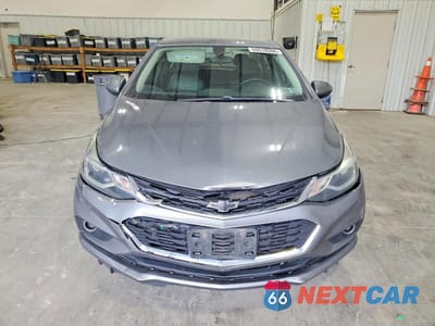 Piąte zdjęcie samochodu w środku: 2018 CHEVROLET CRUZE LT VIN:1G1BH5SE1J7140129 - miniatura