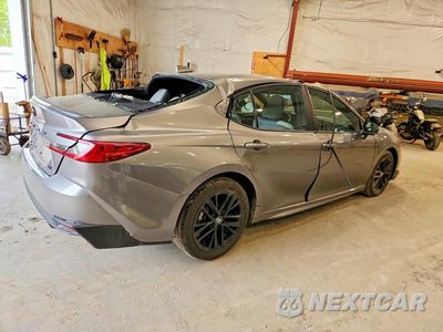 Trzecie zdjęcie samochodu z tyłu: 2025 TOYOTA CAMRY SE VIN:4T1DBADK0SU526455 - miniatura