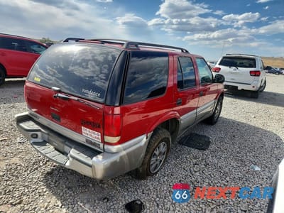 Trzecie zdjęcie samochodu z tyłu: 1998 GMC JIMMY VIN:1GKDT13W2W2528140 - miniatura