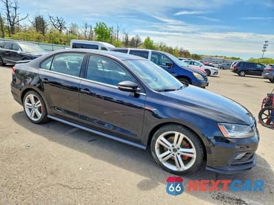 Czwarte zdjęcie samochodu z boku: 2017 VOLKSWAGEN JETTA GLI VIN:3VW4T7AJ3HM413786 - miniatura