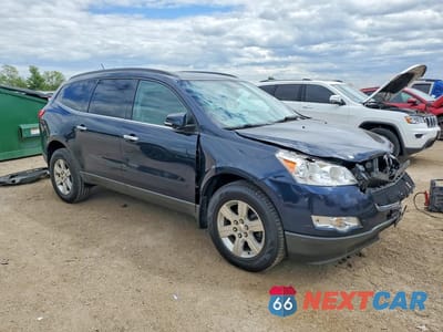 Czwarte zdjęcie samochodu z boku: 2012 CHEVROLET TRAVERSE LT VIN:1GNKRGED6CJ134651 - miniatura
