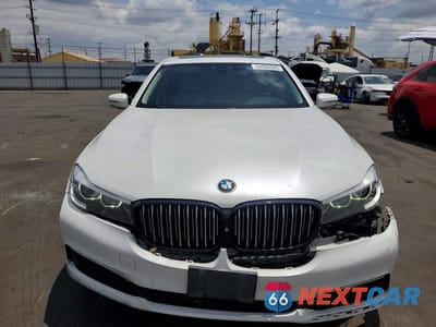 Piąte zdjęcie samochodu w środku: 2019 BMW 740 I VIN:WBA7E2C54KB218532 - miniatura