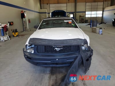 Piąte zdjęcie samochodu w środku: 2005 FORD MUSTANG VIN:1ZVFT84N755214674 - miniatura