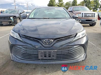 Piąte zdjęcie samochodu w środku: 2019 TOYOTA CAMRY LE VIN:4T1B11HK1KU815011 - miniatura