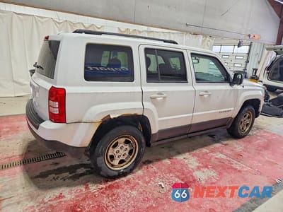 Trzecie zdjęcie samochodu z tyłu: 2016 JEEP PATRIOT SPORT VIN:1C4NJRBB2GD668925 - miniatura