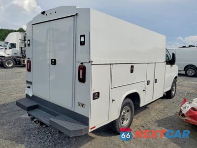 Trzecie zdjęcie samochodu z tyłu: 2024 CHEVROLET EXPRESS G3500 VIN:1GB0GRF71R1250959 - miniatura
