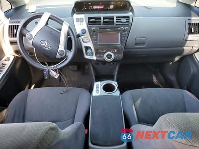 Zdjęcie 8 z 12 samochodu: 2013 TOYOTA PRIUS V THREE VIN:JTDZN3EU8D3266652 - miniatura