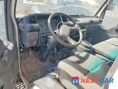 Zdjęcie 8 z 13 samochodu: 2003 ISUZU NPR BOX TRUCK VIN:4KLB4B1R53J800488 - miniatura
