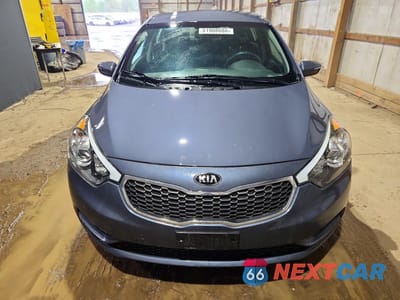 Piąte zdjęcie samochodu w środku: 2016 KIA FORTE LX VIN:KNAFK5A84G5622357 - miniatura