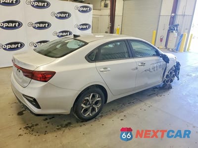 Trzecie zdjęcie samochodu z tyłu: 2021 KIA FORTE LXS VIN:3KPF24AD3ME346537 - miniatura