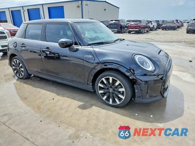 Czwarte zdjęcie samochodu z boku: 2024 MINI COOPER S VIN:WMW53DK06R2W06189 - miniatura