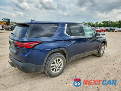 Trzecie zdjęcie samochodu z tyłu: 2022 CHEVROLET TRAVERSE LS VIN:1GNERFKW6NJ148128 - miniatura