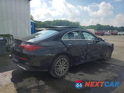 Trzecie zdjęcie samochodu z tyłu: 2025 MERCEDES-BENZ CLA 250 4MATIC VIN:W1K5J4HB6SN512390 - miniatura