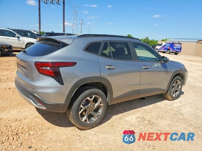 Trzecie zdjęcie samochodu z tyłu: 2025 CHEVROLET TRAX 1LT VIN:KL77LHEP5SC186787 - miniatura