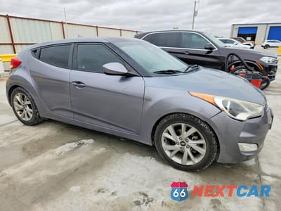 Czwarte zdjęcie samochodu z boku: 2017 HYUNDAI VELOSTER BASE VIN:KMHTC6AD6HU305091 - miniatura