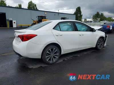 Trzecie zdjęcie samochodu z tyłu: 2018 TOYOTA COROLLA SE VIN:2T1BURHE8JC023860 - miniatura