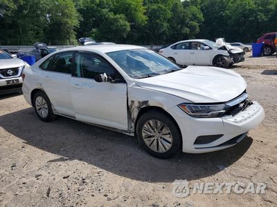 Czwarte zdjęcie samochodu z boku: 2020 VOLKSWAGEN JETTA S VIN:3FA6P0H72DR105562 - miniatura