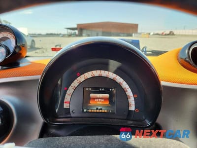 Zdjęcie 9 z 12 samochodu: 2016 SMART FORTWO VIN:WMEFJ5DA7GK051762 - miniatura