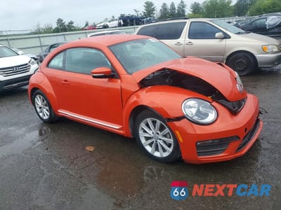 Czwarte zdjęcie samochodu z boku: 2018 VOLKSWAGEN BEETLE S VIN:3VWFD7AT2JM713347 - miniatura