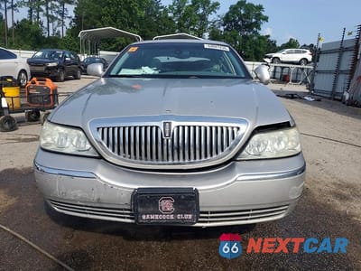 Piąte zdjęcie samochodu w środku: 2003 LINCOLN TOWN CAR SIGNATURE VIN:1LNHM82W83Y604808 - miniatura
