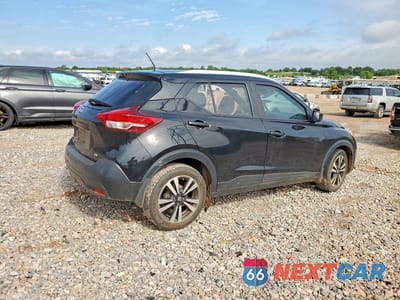 Trzecie zdjęcie samochodu z tyłu: 2020 NISSAN KICKS SV VIN:3N1CP5CV0LL576372 - miniatura