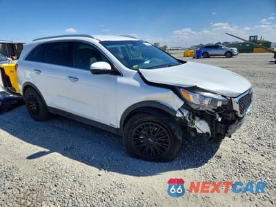 Czwarte zdjęcie samochodu z boku: 2018 KIA SORENTO LX VIN:5XYPGDA30JG408990 - miniatura