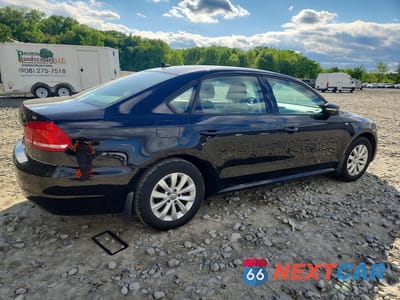 Trzecie zdjęcie samochodu z tyłu: 2015 VOLKSWAGEN PASSAT S VIN:1VWAT7A32FC009512 - miniatura
