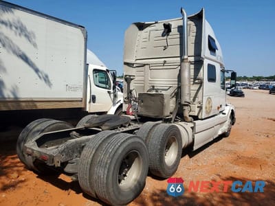 Czwarte zdjęcie samochodu z boku: 2007 VOLVO VNL SEMI TRUCK VIN:4V4NC9TG47N440704 - miniatura