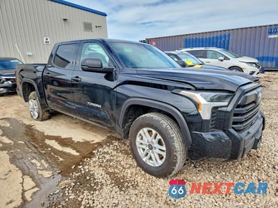 Czwarte zdjęcie samochodu z boku: 2026 TOYOTA TUNDRA SR5 VIN:5TFLA5DB9TX354159 - miniatura