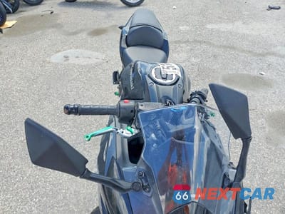 Piąte zdjęcie samochodu w środku: 2025 KAWASAKI EX650 VIN:ML5EXER14SDAE4727 - miniatura
