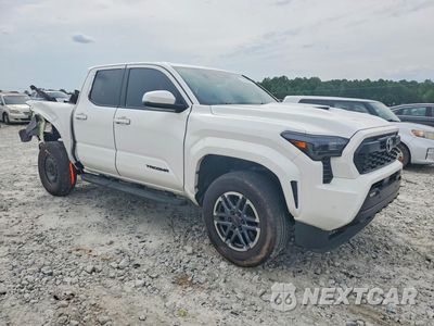 Czwarte zdjęcie samochodu z boku: 2024 TOYOTA TACOMA TRD SPORT VIN:3TYLB5JN3RT023589 - miniatura