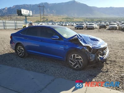 Czwarte zdjęcie samochodu z boku: 2024 VOLKSWAGEN JETTA SEL VIN:3VWGM7BU9RM014935 - miniatura