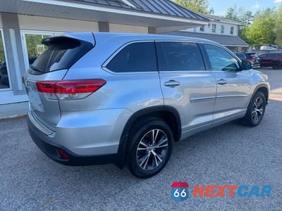 Czwarte zdjęcie samochodu z boku: 2018 TOYOTA HIGHLANDER LE VIN:5TDBZRFH9JS843564 - miniatura