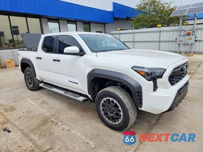 Czwarte zdjęcie samochodu z boku: 2025 TOYOTA TACOMA TRD OFF-ROAD VIN:3TMLB5JN3SM107140 - miniatura