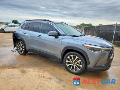 Czwarte zdjęcie samochodu z boku: 2023 TOYOTA COROLLA CROSS XLE VIN:7MUDAABG9PV050049 - miniatura