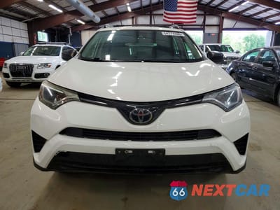 Piąte zdjęcie samochodu w środku: 2018 TOYOTA RAV4 LE VIN:JTMBFREV6JJ258177 - miniatura