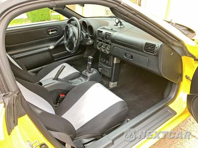 Piąte zdjęcie samochodu w środku: 2001 TOYOTA MR2 SPYDER VIN:JTDFR320X10033944 - miniatura