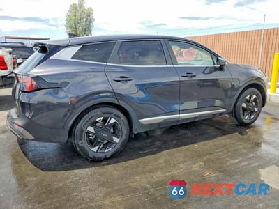 Trzecie zdjęcie samochodu z tyłu: 2026 KIA SPORTAGE LX VIN:5XYK23DFXTG385844 - miniatura