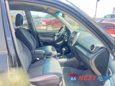 Piąte zdjęcie samochodu w środku: 2004 TOYOTA RAV4 BASE VIN:JTEHD20V046013733 - miniatura