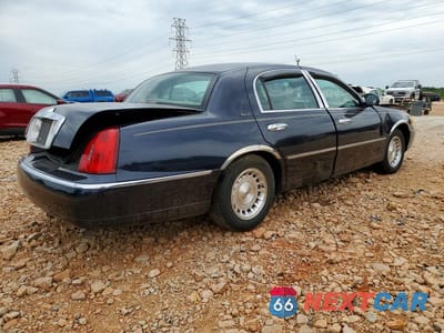 Trzecie zdjęcie samochodu z tyłu: 1999 LINCOLN TOWN CAR EXECUTIVE VIN:1LNHM81W4XY665208 - miniatura