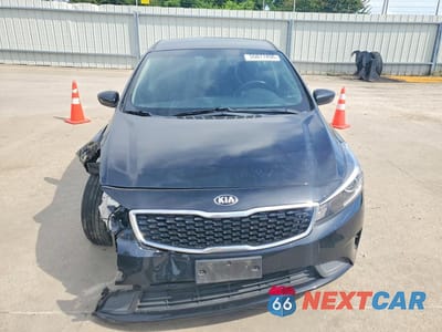 Piąte zdjęcie samochodu w środku: 2017 KIA FORTE S VIN:3KPFL4A75HE103941 - miniatura