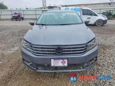 Piąte zdjęcie samochodu w środku: 2016 VOLKSWAGEN PASSAT S VIN:1VWAT7A3XGC019352 - miniatura