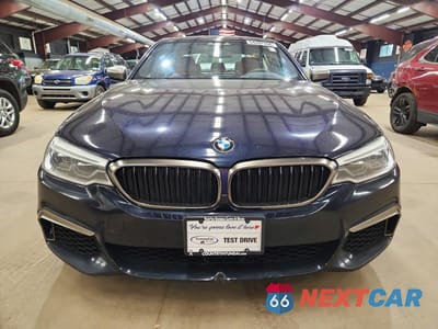 Piąte zdjęcie samochodu w środku: 2018 BMW M550I VIN:WBAJB9C52JB035796 - miniatura