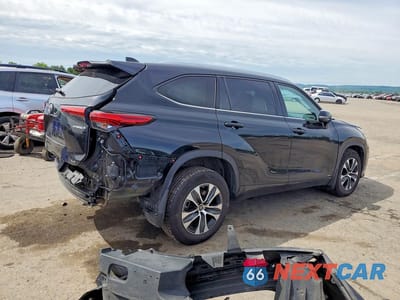 Trzecie zdjęcie samochodu z tyłu: 2022 TOYOTA HIGHLANDER HYBRID XLE VIN:5TDGBRCH5NS545503 - miniatura