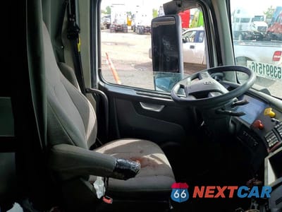 Piąte zdjęcie samochodu w środku: 2019 VOLVO VNL SEMI TRUCK VIN:4V4NC9EH4KN200776 - miniatura