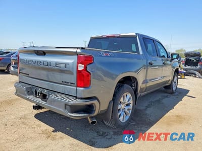 Trzecie zdjęcie samochodu z tyłu: 2021 CHEVROLET SILVERADO K1500 CUSTOM VIN:3GCPYBEH7MG186543 - miniatura