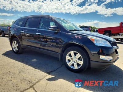 Czwarte zdjęcie samochodu z boku: 2011 CHEVROLET TRAVERSE LT VIN:1GNKVJED7BJ129384 - miniatura
