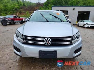 Piąte zdjęcie samochodu w środku: 2017 VOLKSWAGEN TIGUAN S VIN:WVGBV7AX3HK013626 - miniatura